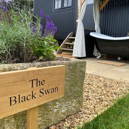 The Black Swan Shepherd Hut Ketton Exteriér fotografie